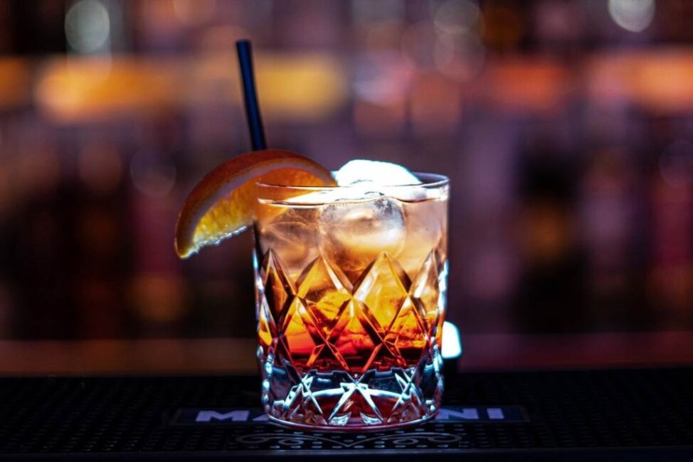 Drink z whisky i sokiem pomarańczowym bez alkoholu